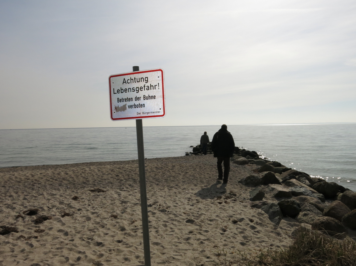 Ein Schild mit der Warnung "Lebensgefahr" steht an einem Standabschnitt in Bliesdorf an der Ostsee