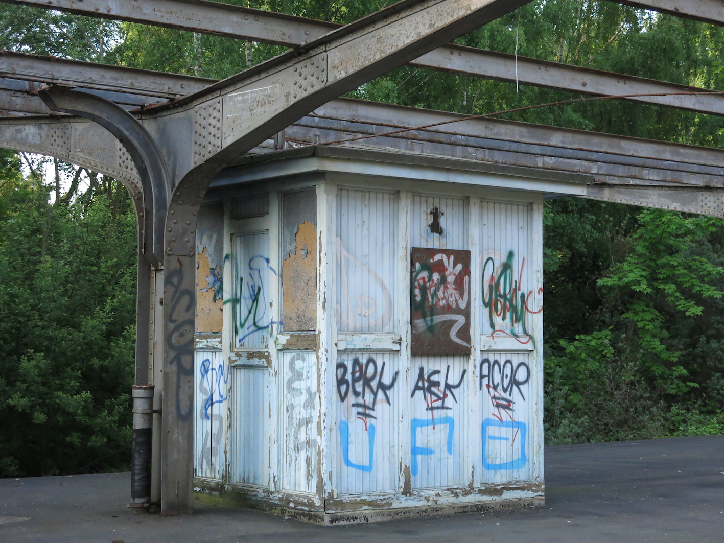 Ein Kiosk mit geschlossenen Fensterläden auf dem stillgelegten Bahngleis in Travemünde am Hafenbahnhof