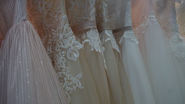 Brautkleider auf dem Kleiderstaender