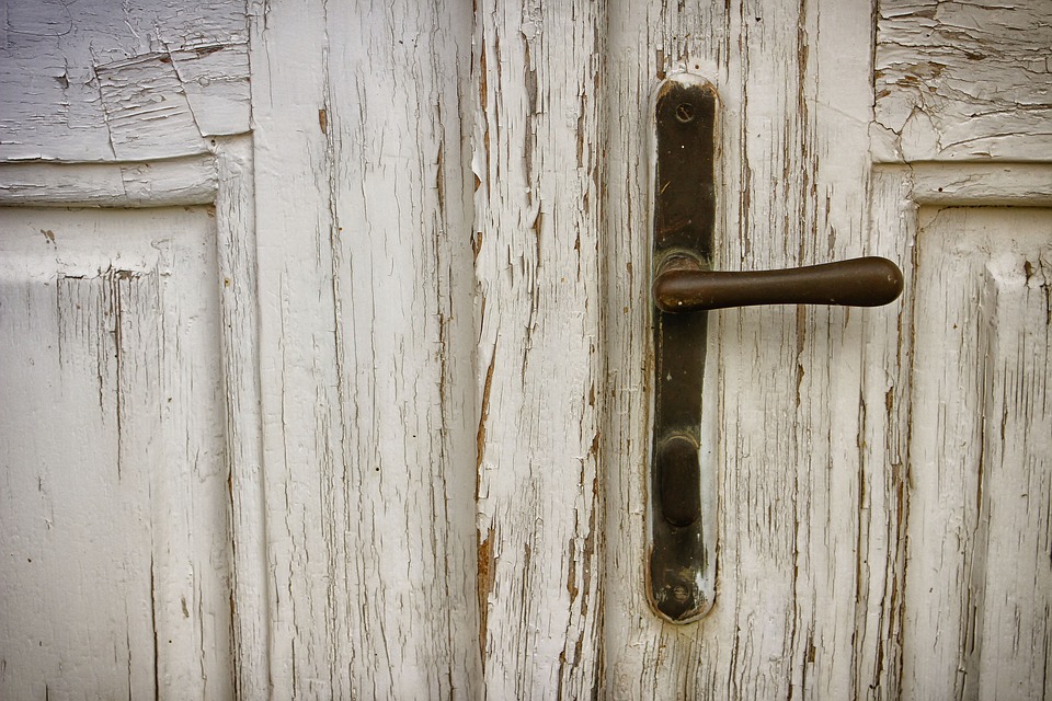 Alte Tür mit abblätternder Farbe