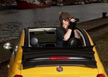 Karla Letterman im Cabrio mit aufgeklapptem Verdeck