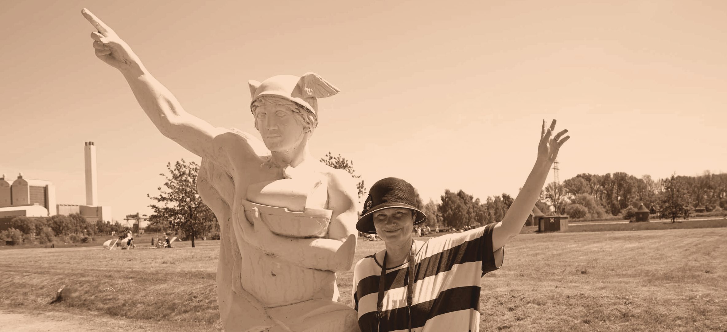 Karla Letterman mit Statue