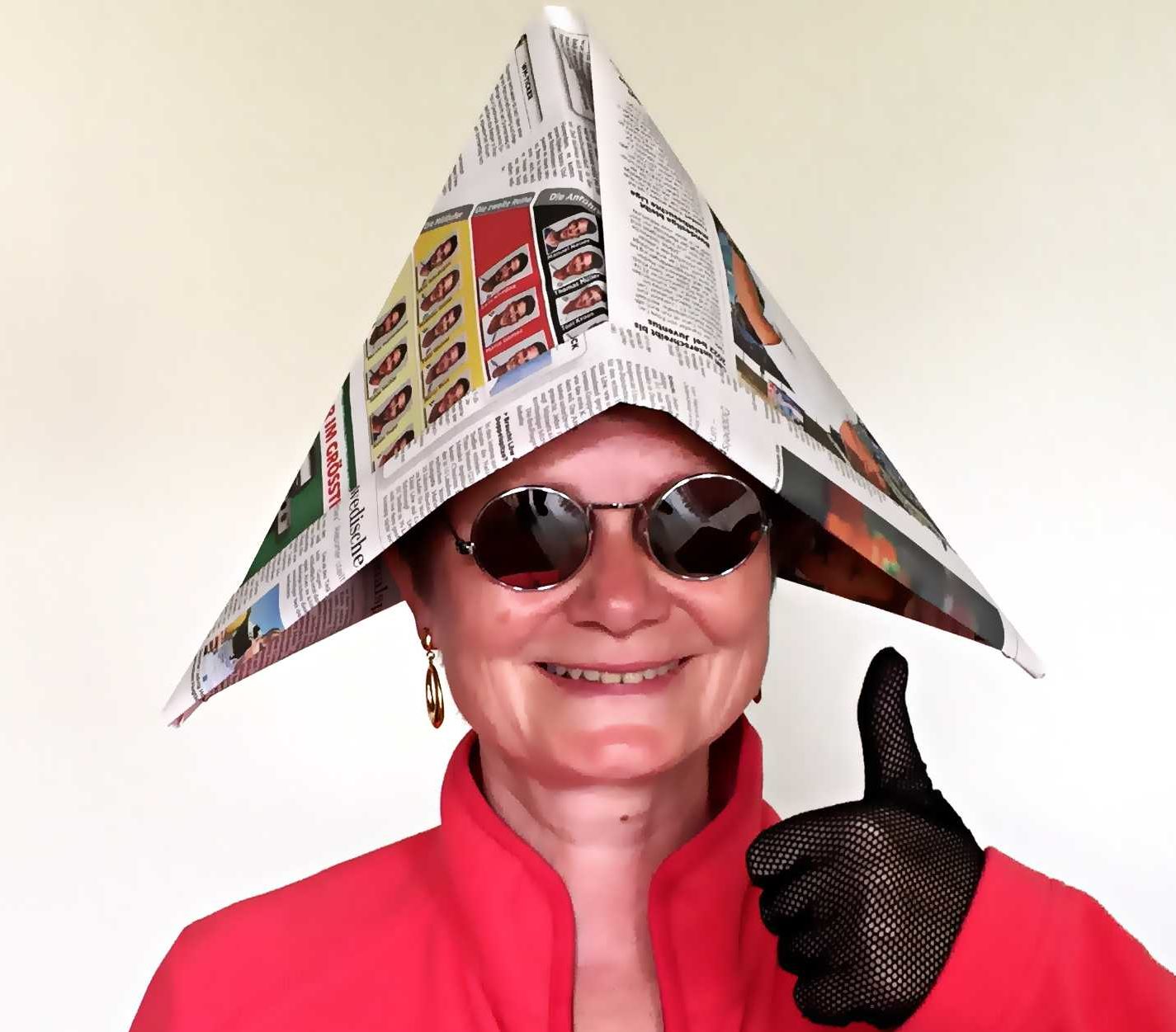 Karla Letterman trägt ein Hutschiffchen aus Zeitungspapier