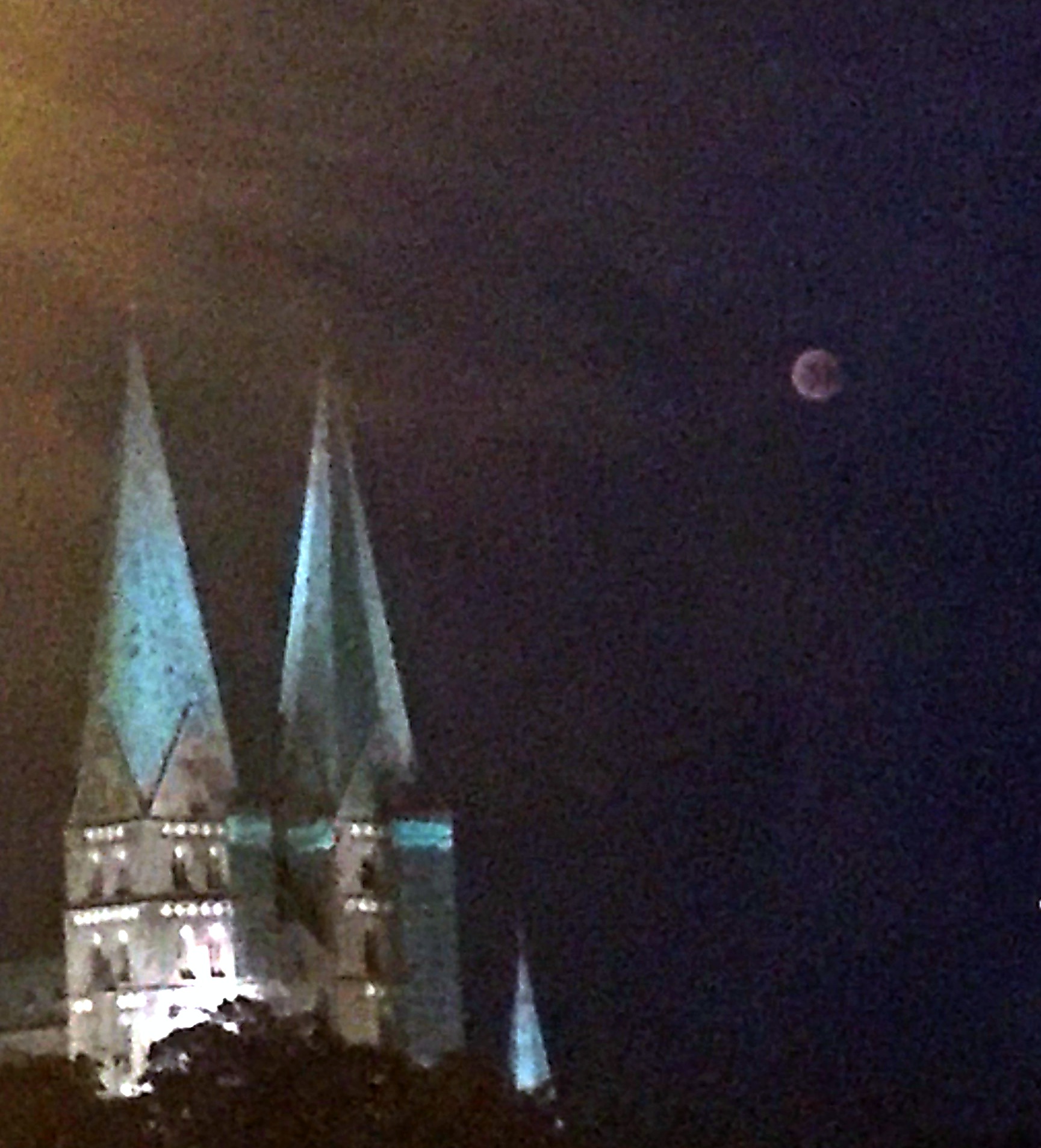 Der Blutmond in Lübeck über der Marienkirche