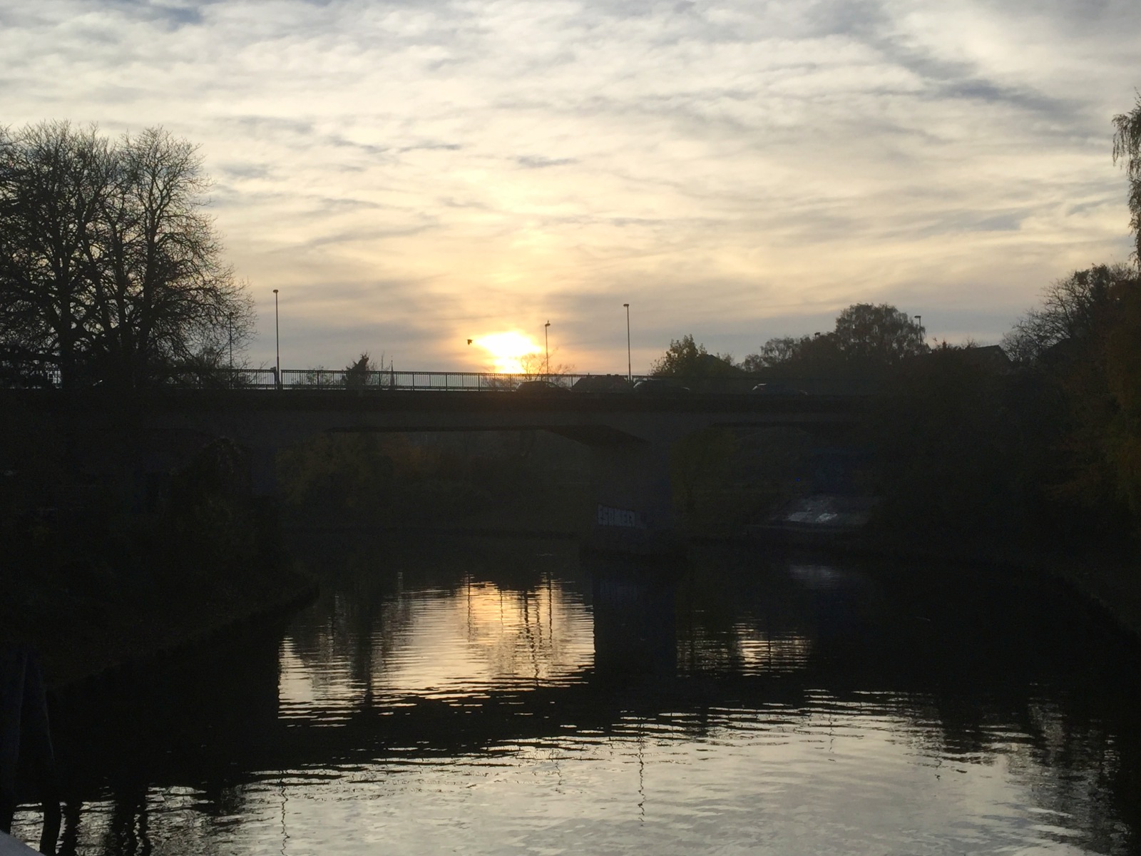 Brücke übers Wasser kurz vor dem Sonnenuntergang