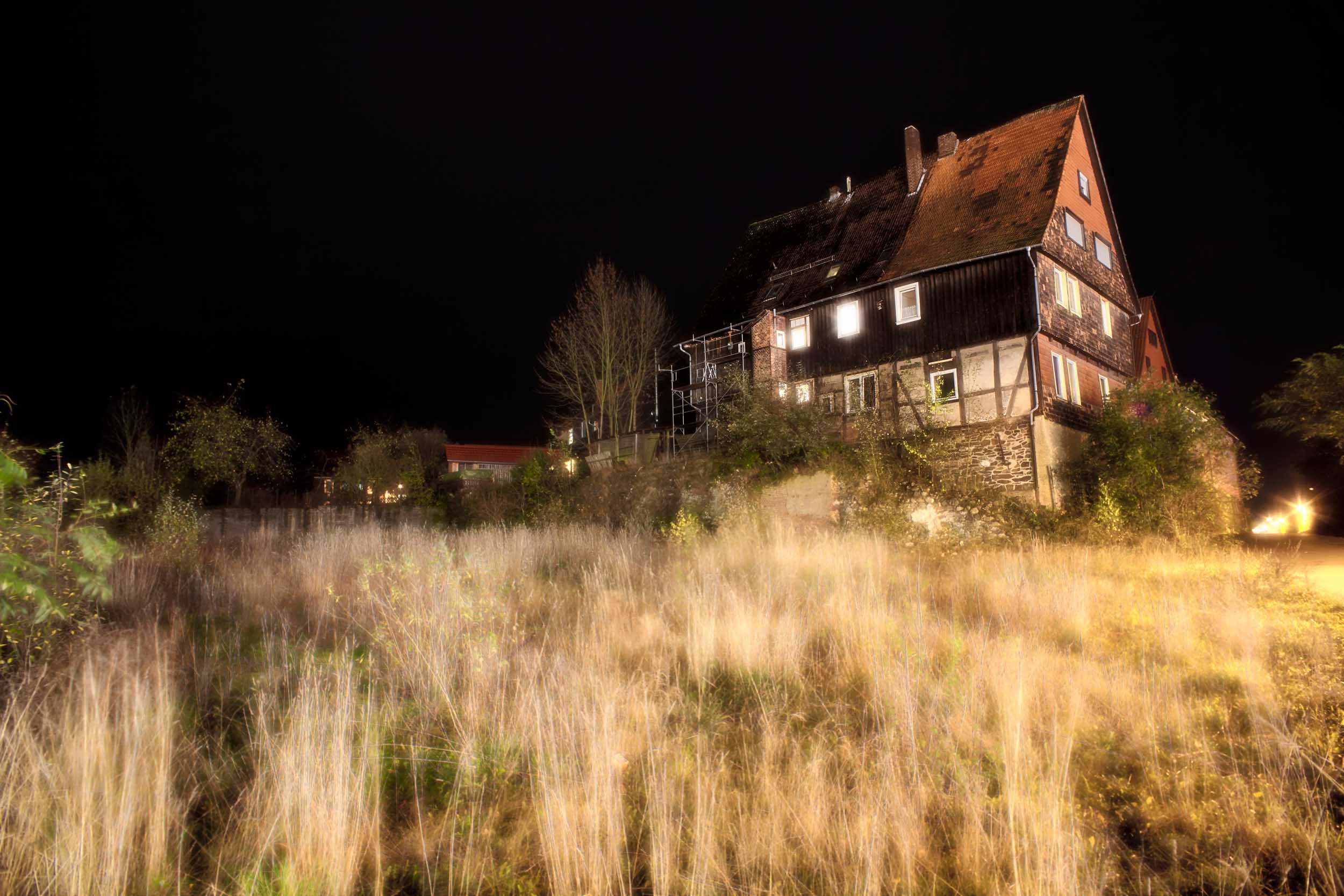 Ein unheimliches Haus bei Nacht
