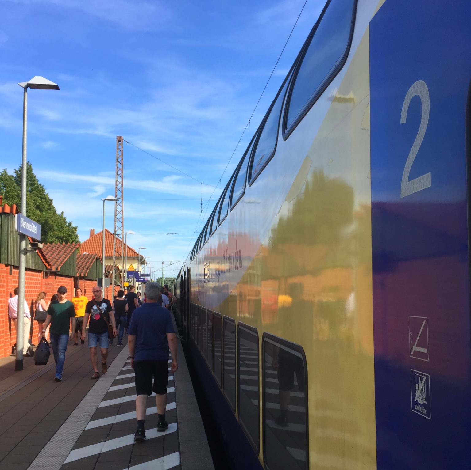 Ein Zug hält im Bahnhof Bienenbüttel