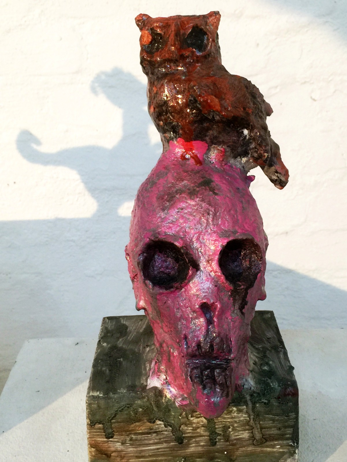 Totenkopf-Skulptur mit Eule