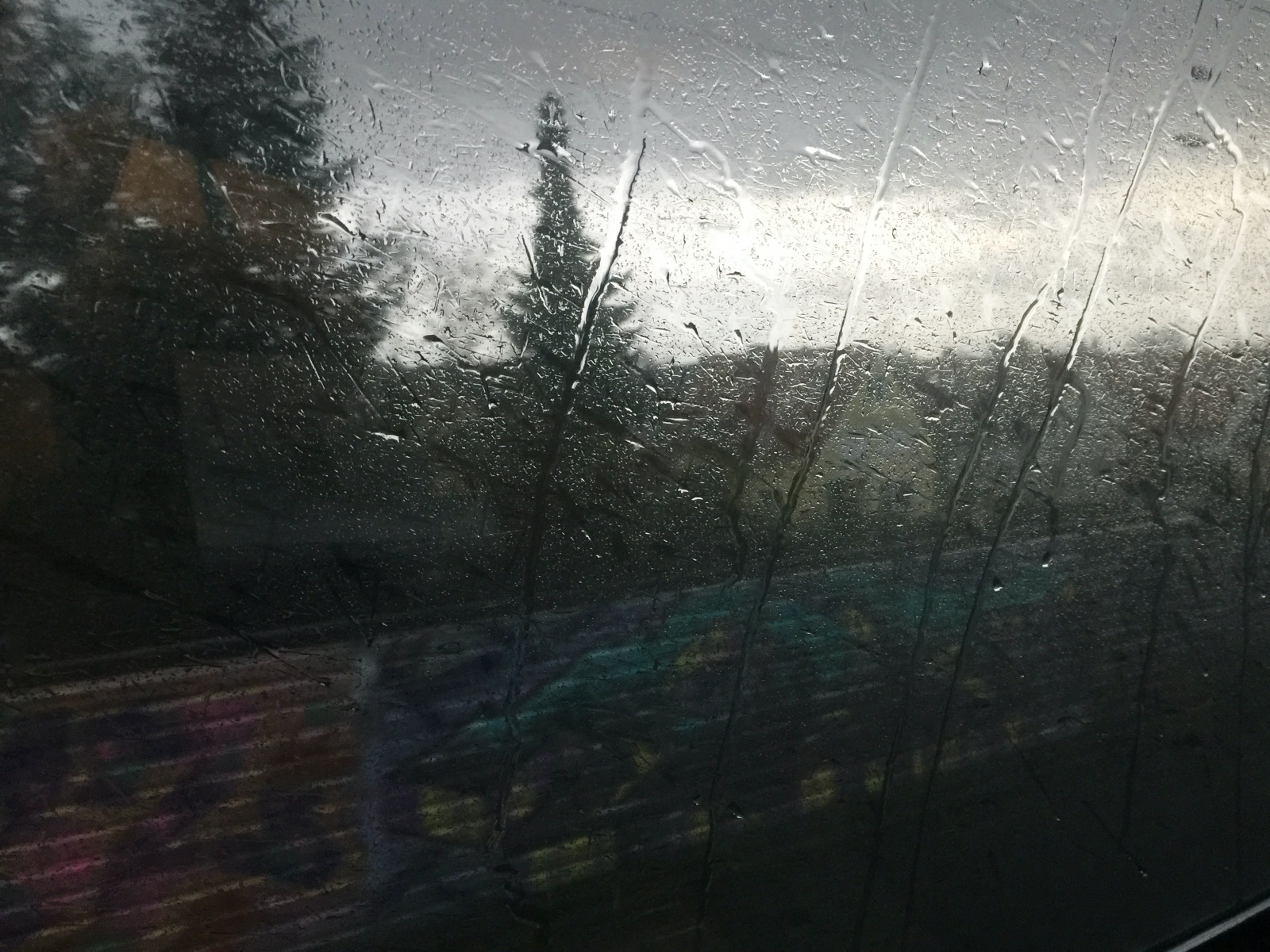 Ein Fenster voller Regentropfen