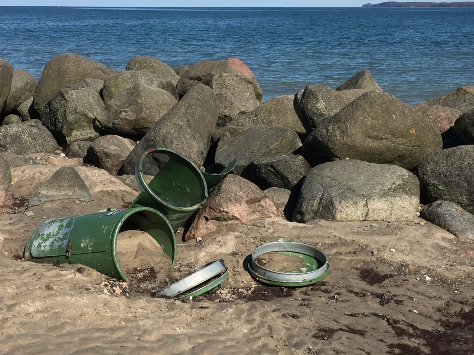 Umgekippte Mülltonnen am Strand