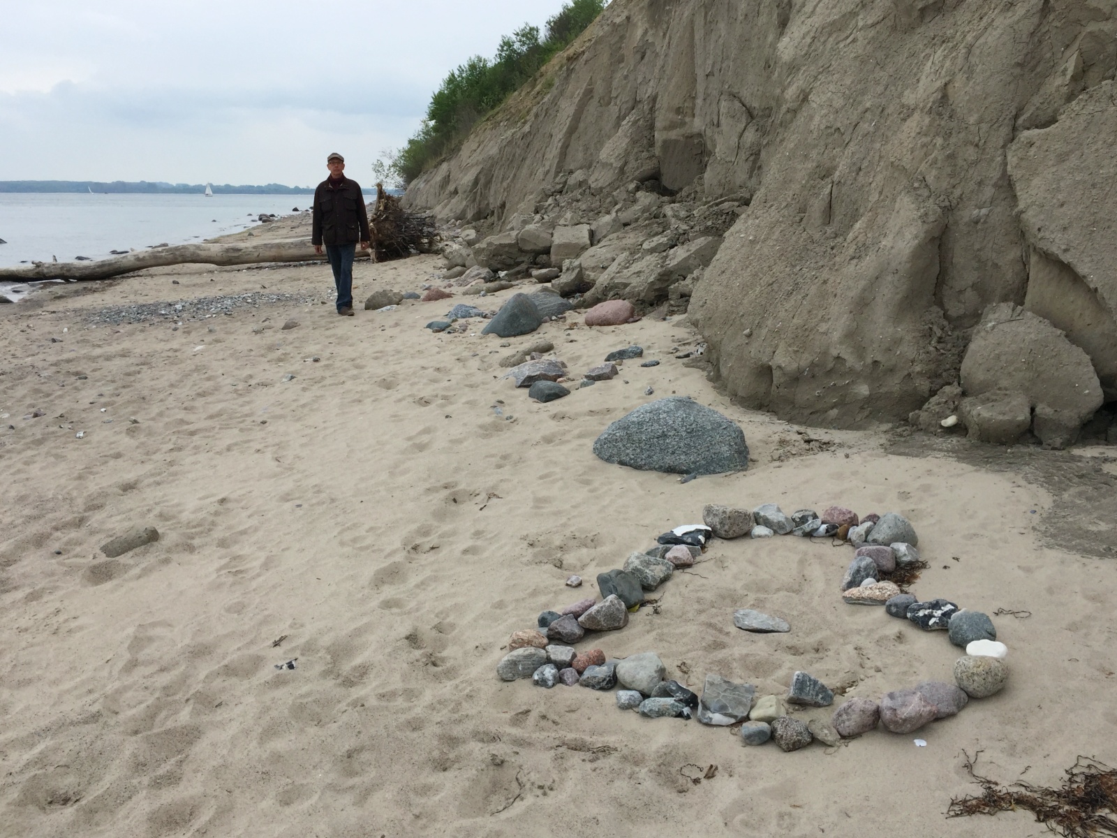 Strand mit Herz aus Steinen