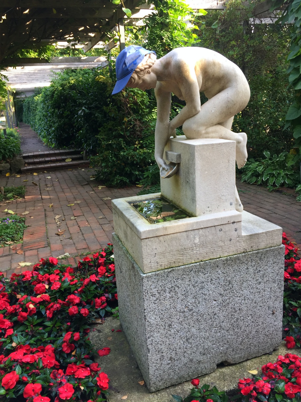 Eine Statue mit blauer Basecap