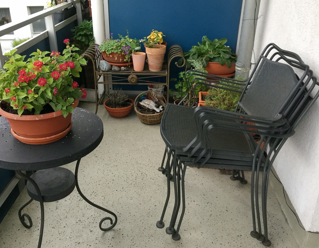 Ordnung auf dem Balkon: Stühle und Kübel sind gestapelt