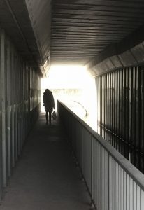 Einsamkeit: Frau in dunkler Unterführung