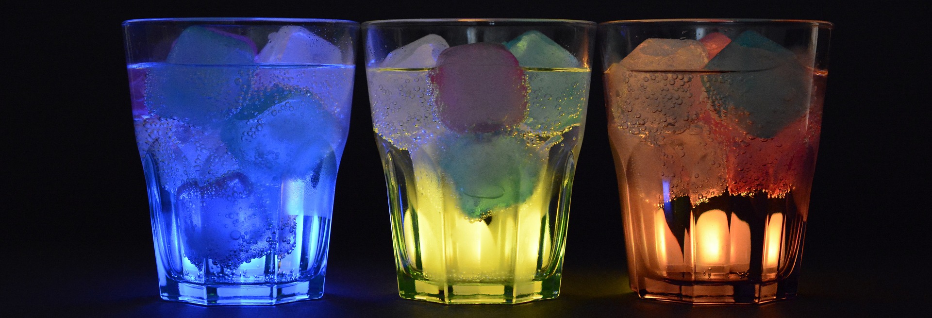 Drei Gläser mit bunten Drinks