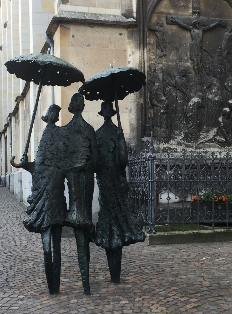 Regenschirmdamen-Skulptur in Aachen