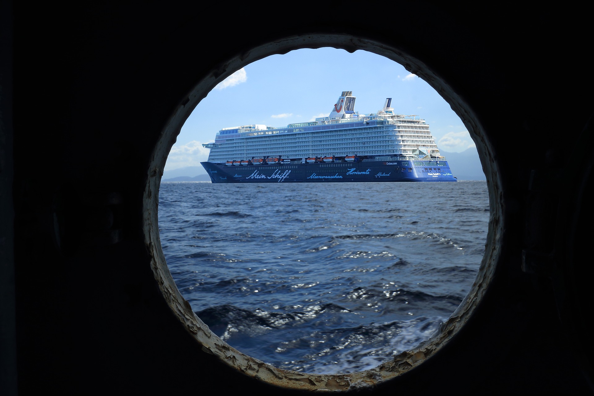 Blick durch ein Bullauge auf ein Schiff