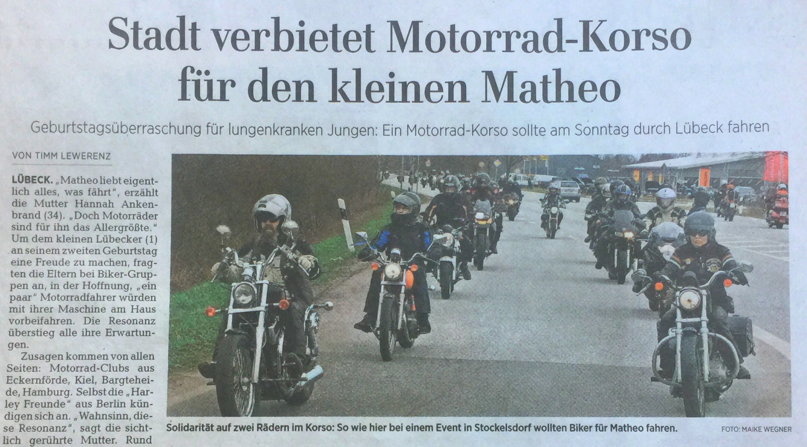 Zeitungs-Schlagzeile über einen verbotenen Motorrad-Korso