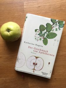 Buch "Der Geschmack von Apfelkernen" mit Apfel