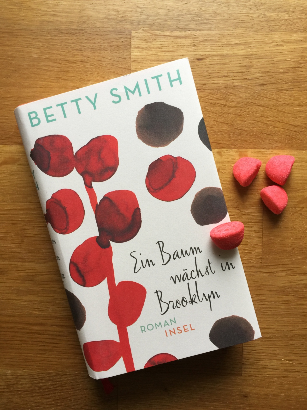 Buch von Betty Smith mit Schaum-Erdbeeren