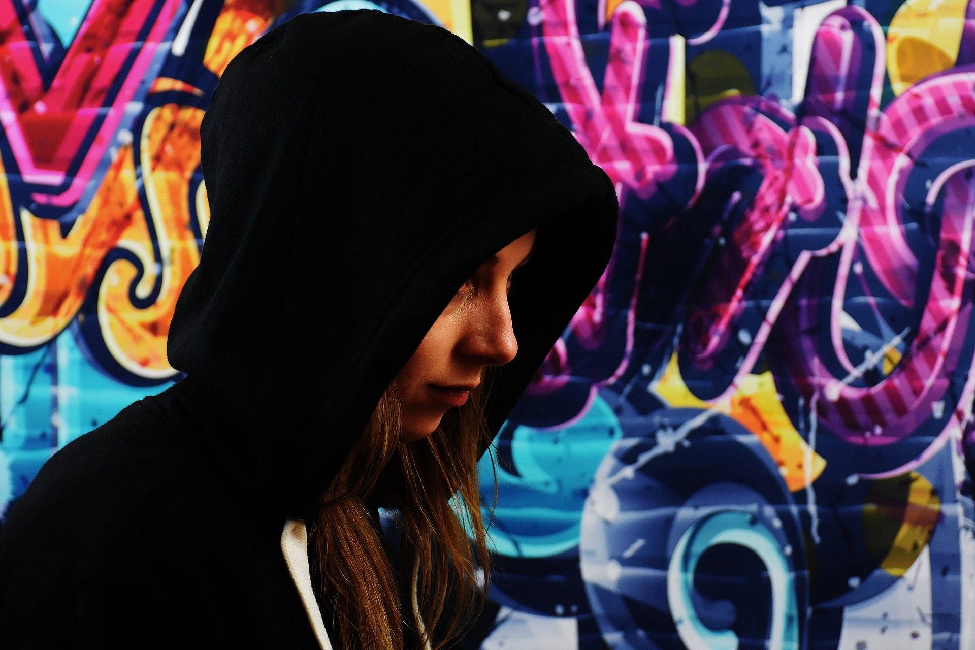 Junge Frau vor Graffiti-Wand