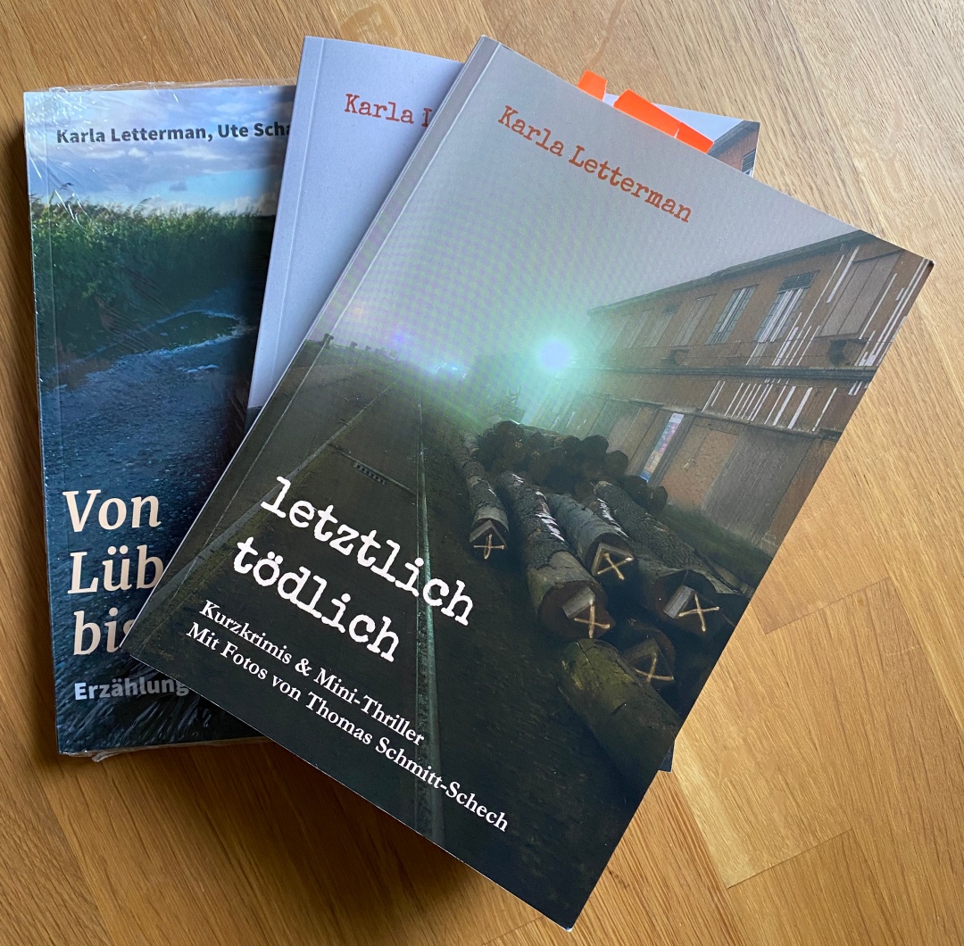 Zwei Bücher von Karla Letterman: 'letztlich tödlich' und 'Von Lübeck bis Laboe'