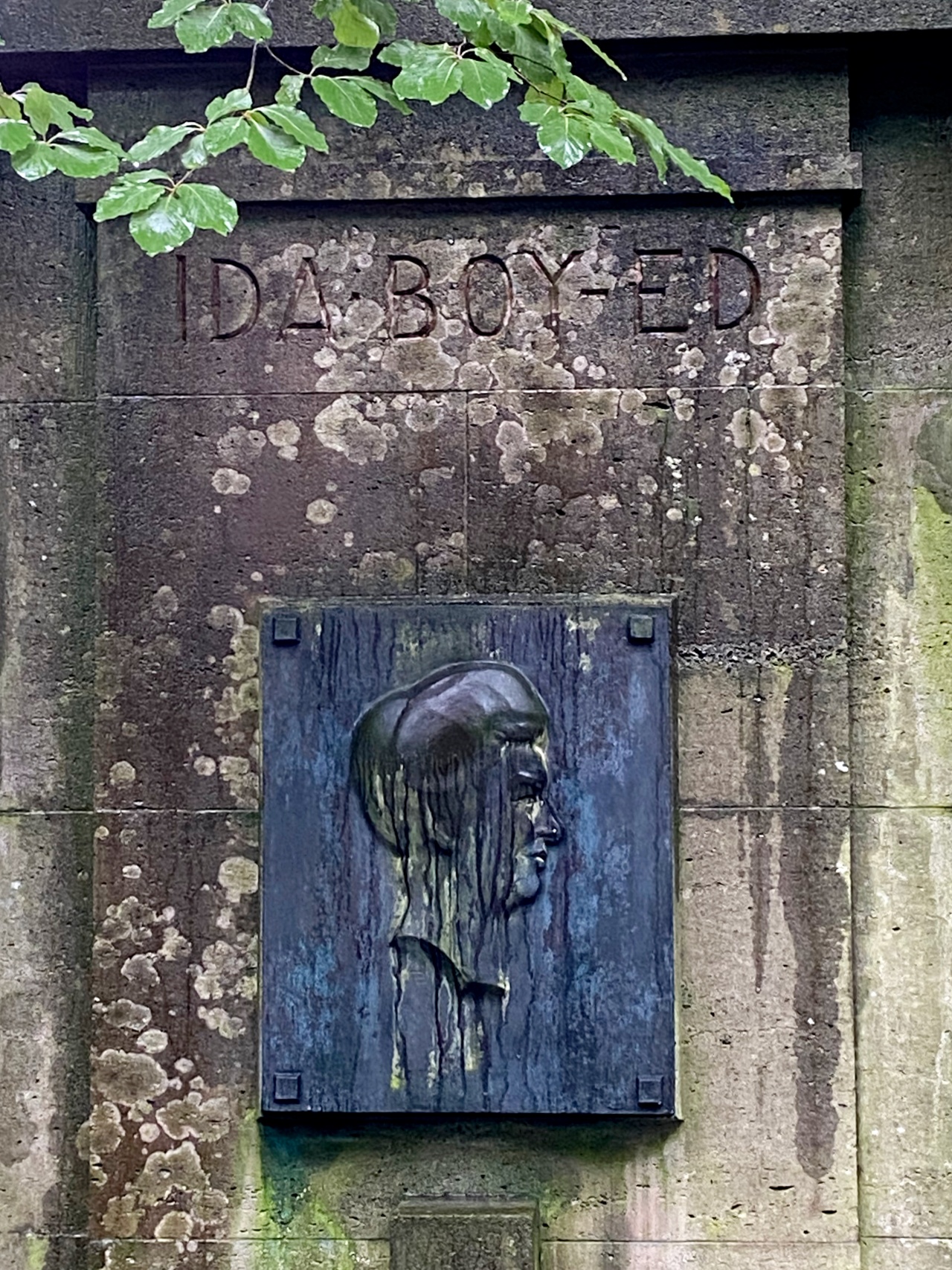 Der Grabstein für Ida Boy-Ed