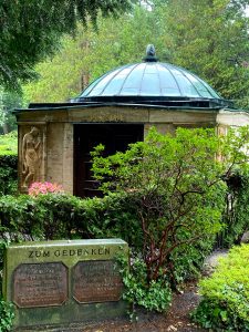 Grabmal mit Kuppeldach auf dem Friedhof