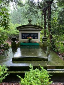 Ein Grabmal mit nassgeregneter Grabplatte