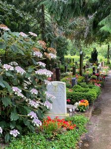 Bunte Blumen auf dem Friedhof