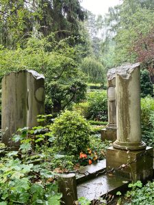 Abgebrochene Säulen auf dem Lübecker Burgtorfriedhof