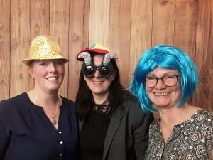 Drei Frauen mit Hüten und Perücken