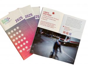 Die Broschüre mit dem Titel "Kulturfunke 2025" wird von außen und von innen gezeigt