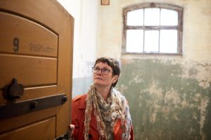 Karla Letterman sieht sich Räume mit düsterer Geschichte an