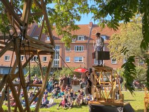 Der Mann wendet sich fragend ans Publikum