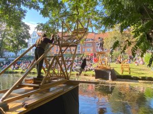 Brückenschlag am Einheitstag - ein Artist mit Holzgestell