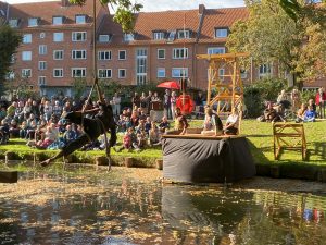 Eine Artistin hängt bamelnd am Seil