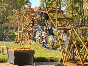 Eine schöne Rundbrücke aus luftigen Holzgestellen