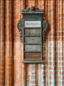 Eine Kirchenlied-Anzeige mit dem Titel "morgen"