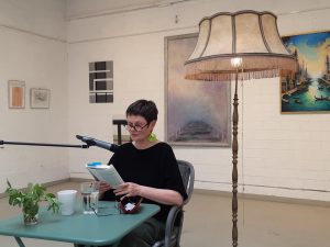 Karla Letterman bei einer Lesung in der Kunsttankstelle