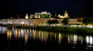 Nachtaufnahme von Salzburg