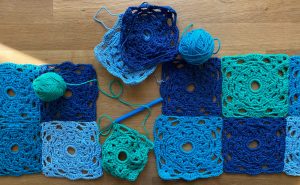Häkelquadrate in Grün und Blau