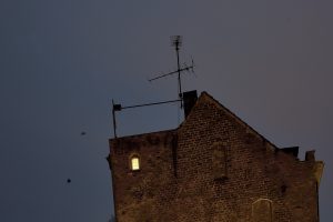 Eine Hausecke im Dunkel