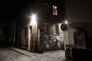 Eine merkwürdig schiefe Hausecke im Lübecker Seefahrerviertel