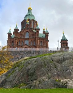 Eine russisch-orthodoxe Kathedrale mit goldener Kuppelspitze