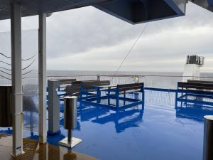 Ein leeres, nasses Deck
