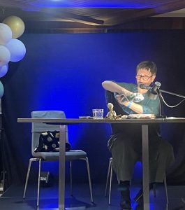 Karla Letterman zeigt einen gehäkelten Hausschuh
