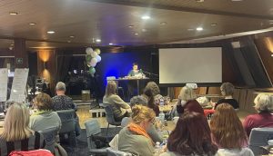Karla Letterman liest vor Publikum